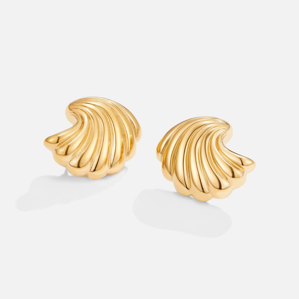 Sophie – Goldene Ohrringe in Form einer Muschel.