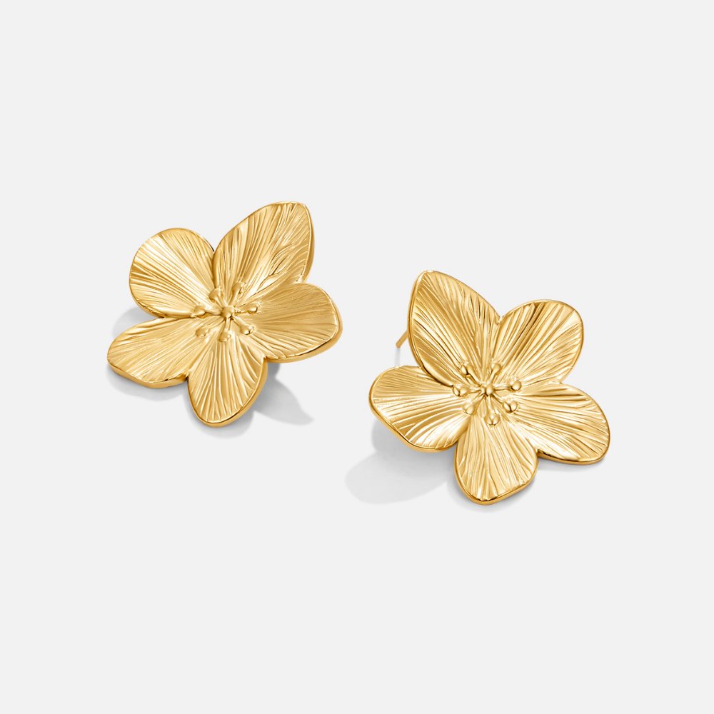 Madeleine – Goldene Ohrringe in Form einer Blume.