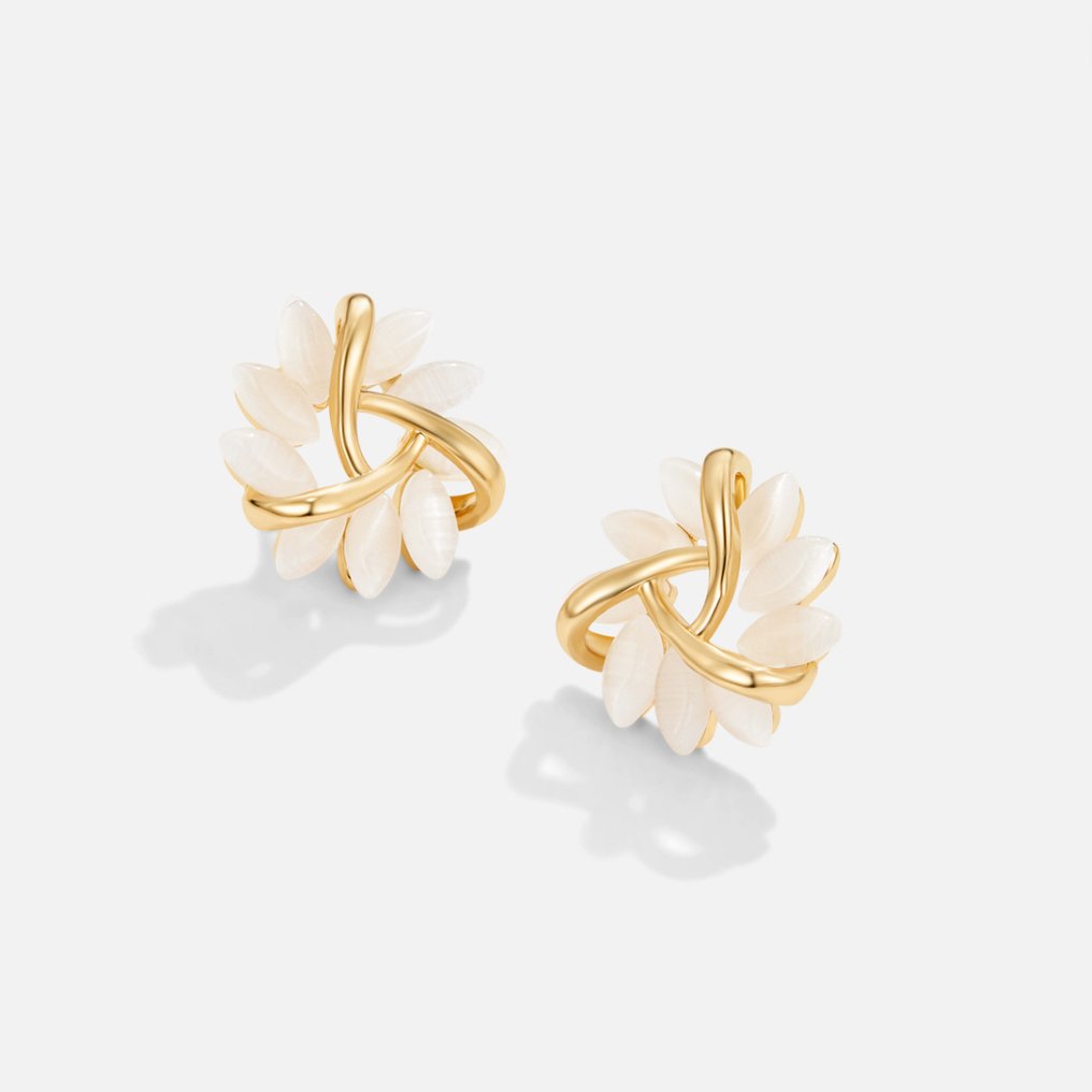 Léa – Goldene Ohrringe mit floralen Details.