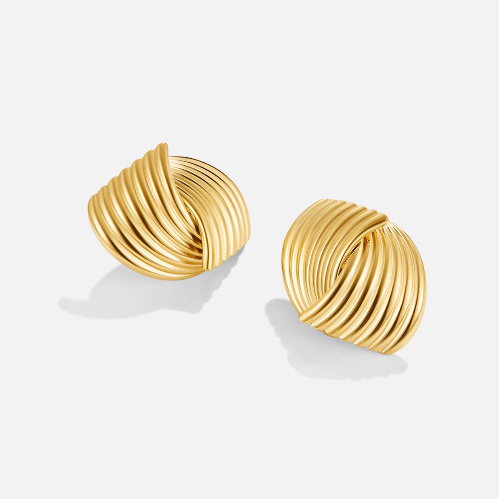 Anaïs – Goldene Ohrringe mit Fächerstruktur.