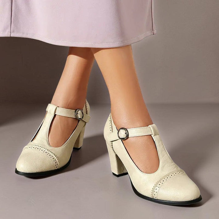 ELINE | LOCHGENAGELTE ABSATZSCHUHE MIT RIEGEL