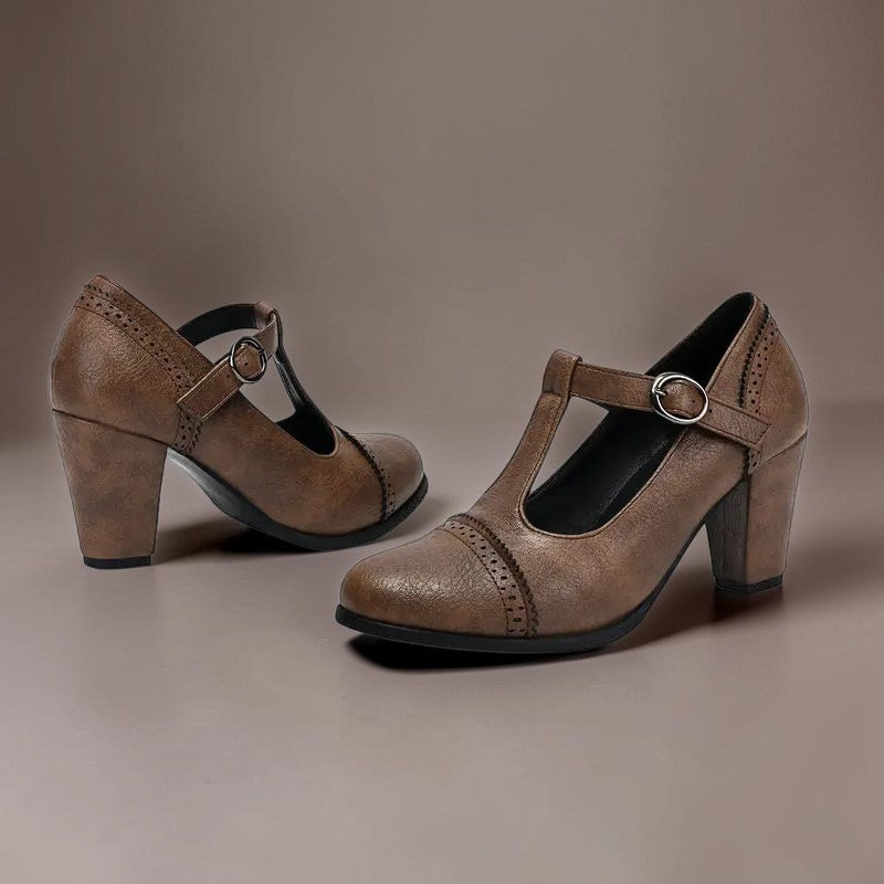 ELINE | LOCHGENAGELTE ABSATZSCHUHE MIT RIEGEL