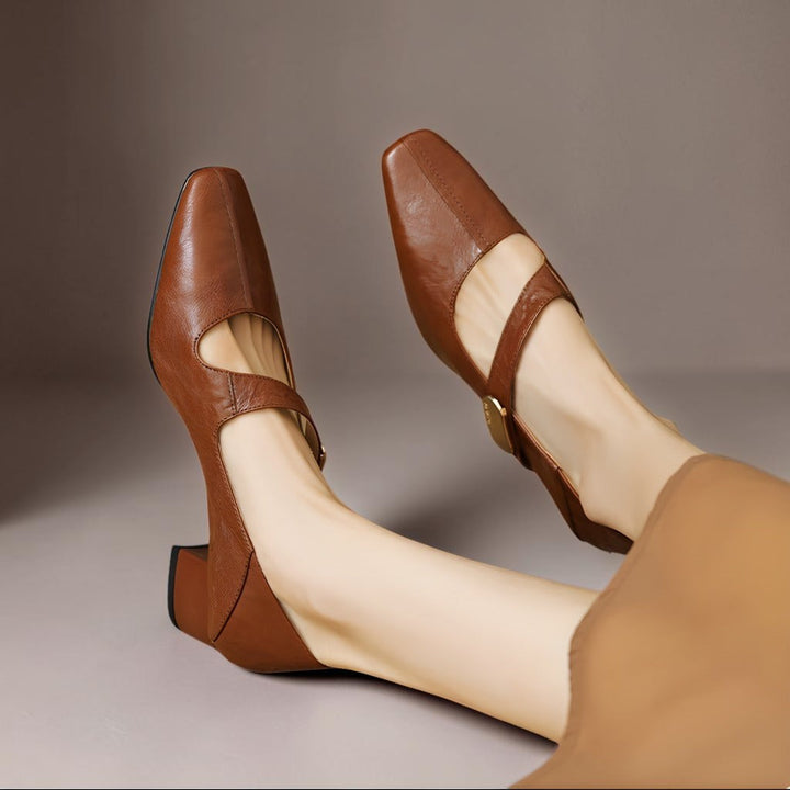 NIENKE | MARY JANES MIT QUADRATISCHER SPITZE UND GOLDENEM ZIERBAND