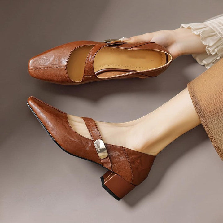 NIENKE | MARY JANES MIT QUADRATISCHER SPITZE UND GOLDENEM ZIERBAND
