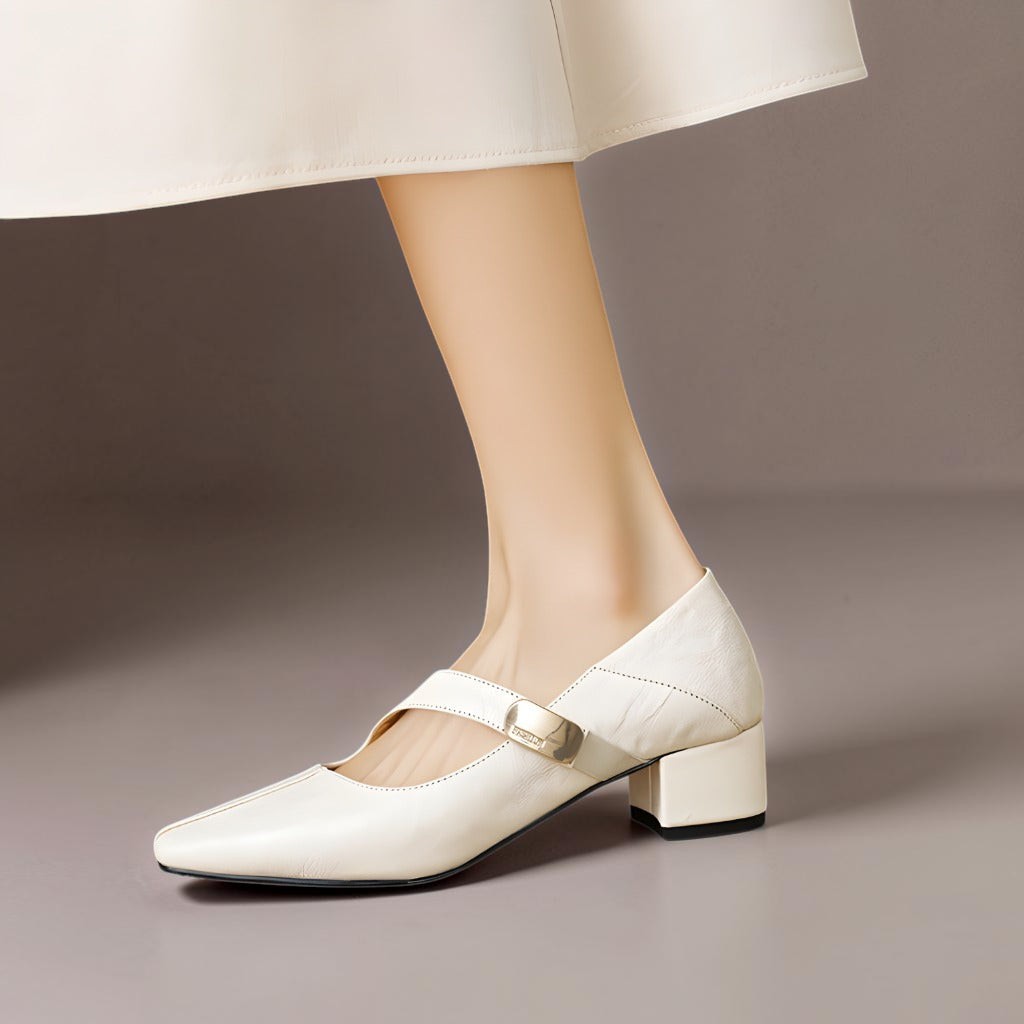 NIENKE | MARY JANES MIT QUADRATISCHER SPITZE UND GOLDENEM ZIERBAND
