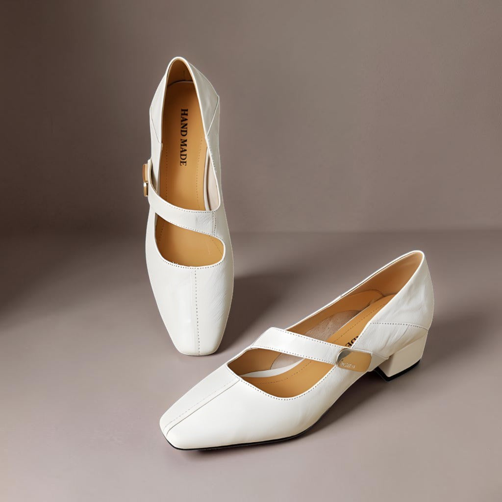 NIENKE | MARY JANES MIT QUADRATISCHER SPITZE UND GOLDENEM ZIERBAND