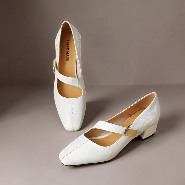 NIENKE | MARY JANES MIT QUADRATISCHER SPITZE UND GOLDENEM ZIERBAND