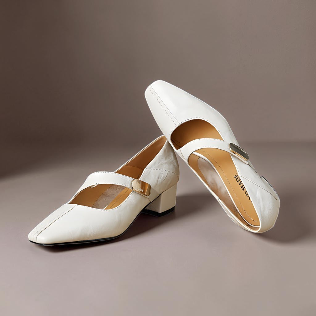 NIENKE | MARY JANES MIT QUADRATISCHER SPITZE UND GOLDENEM ZIERBAND