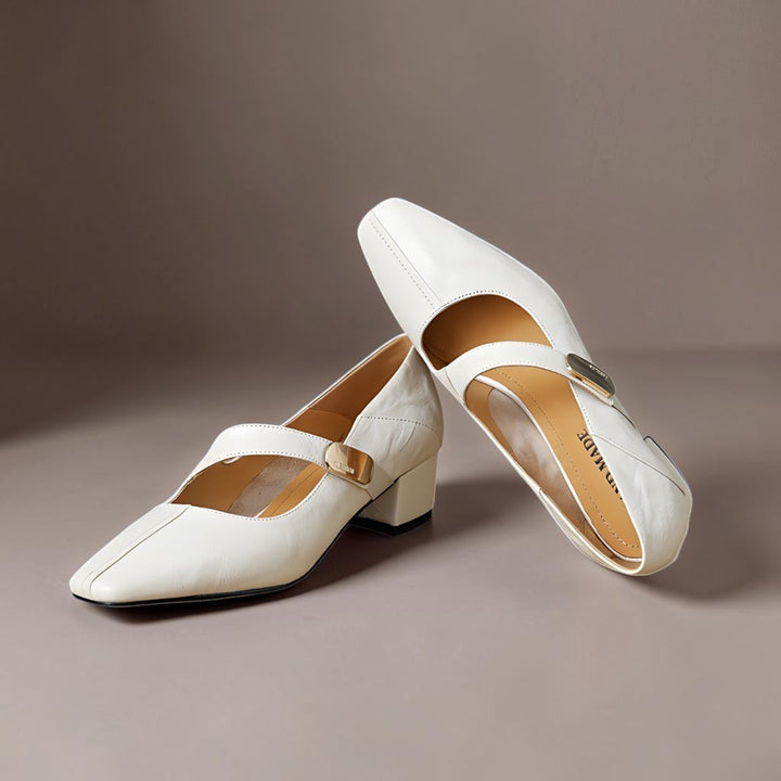 NIENKE | MARY JANES MIT QUADRATISCHER SPITZE UND GOLDENEM ZIERBAND