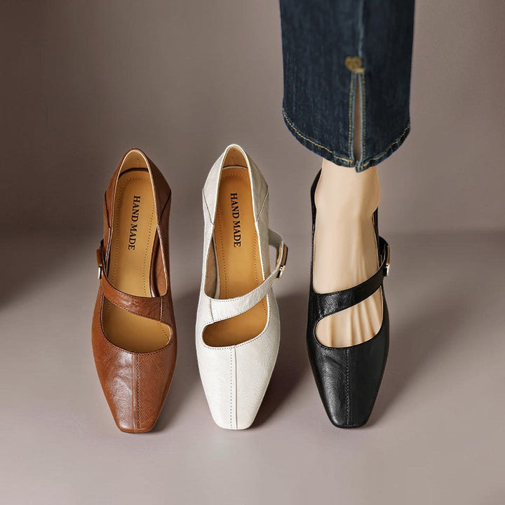 NIENKE | MARY JANES MIT QUADRATISCHER SPITZE UND GOLDENEM ZIERBAND